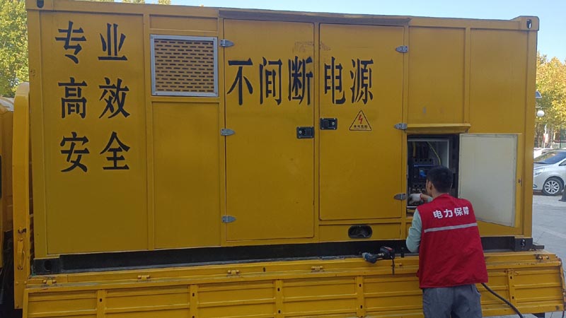 霞山柴油发电机组和UPS电源配合使用时，如何避免切换过程中的电力中断？